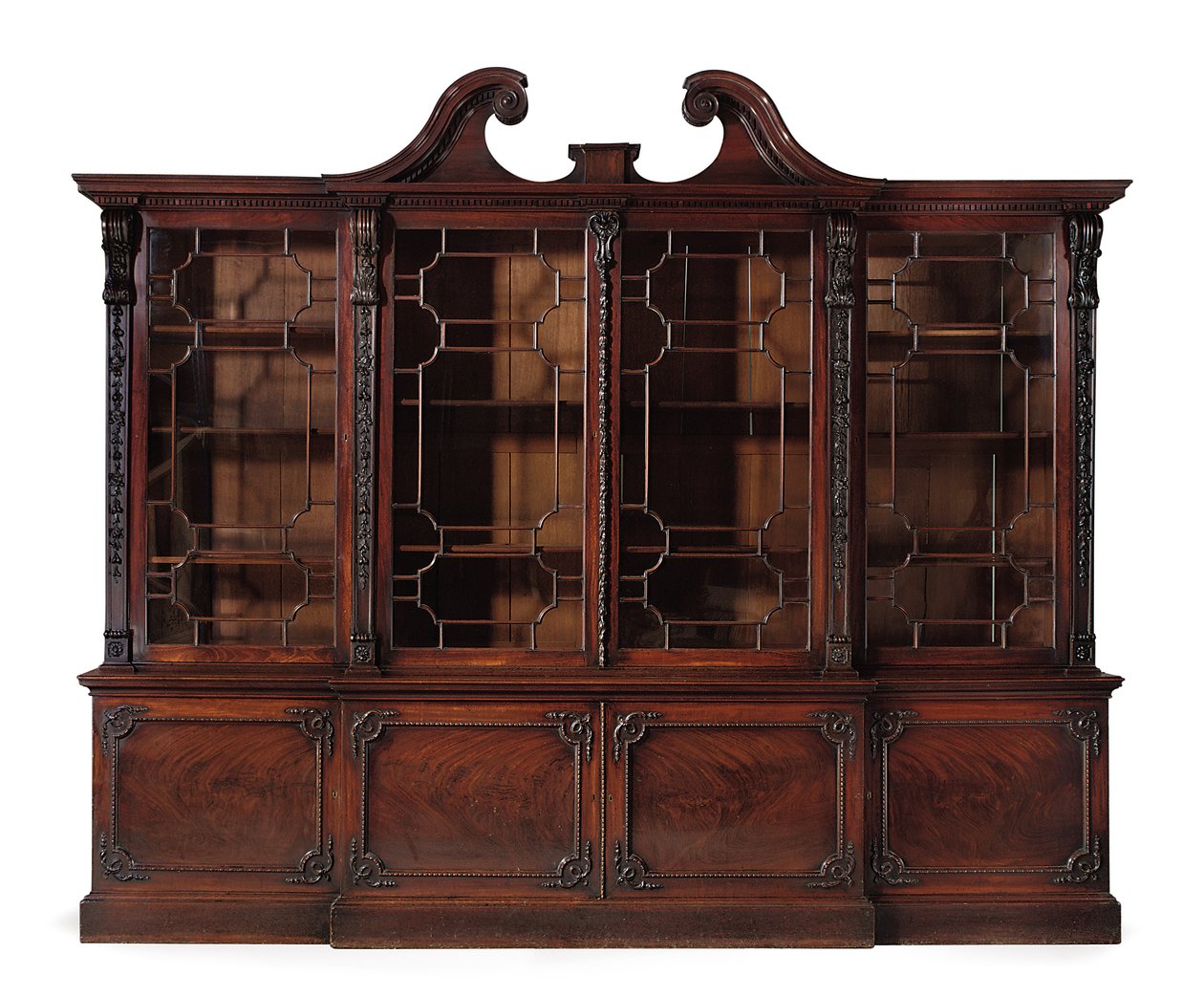 Ein George III Bücherschrank mit gebrochenem Front von Thomas Chippendale