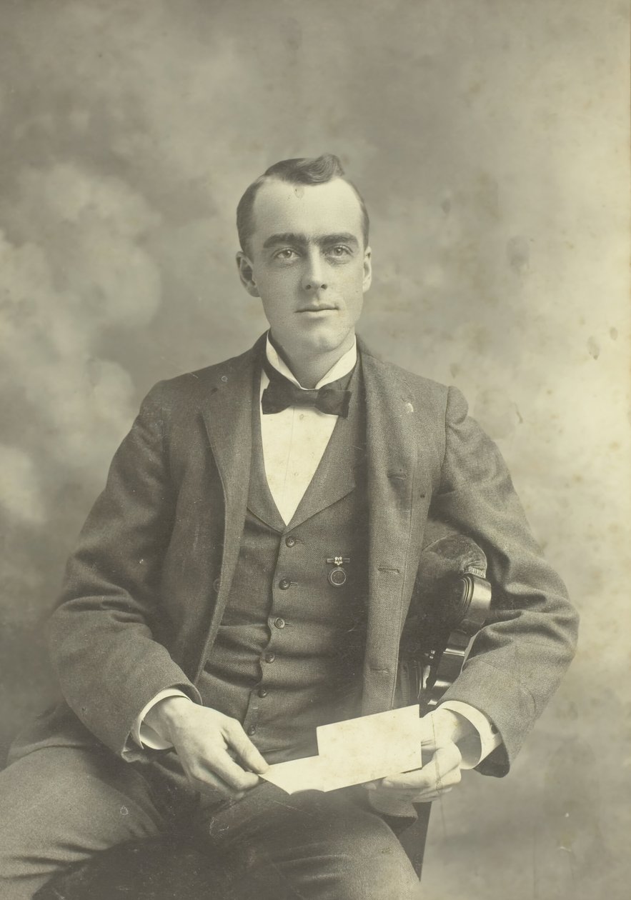Unbetiteltes Porträt eines sitzenden Mannes, 1880-1899 von Thompson Studio