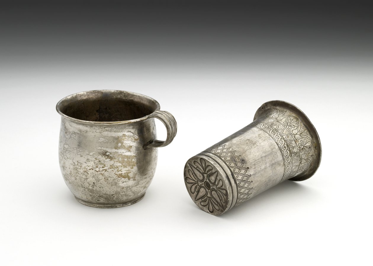 Silberbecher mit eingravierter Dekoration und Tasse, 5. Jahrhundert v. Chr. von Thracian