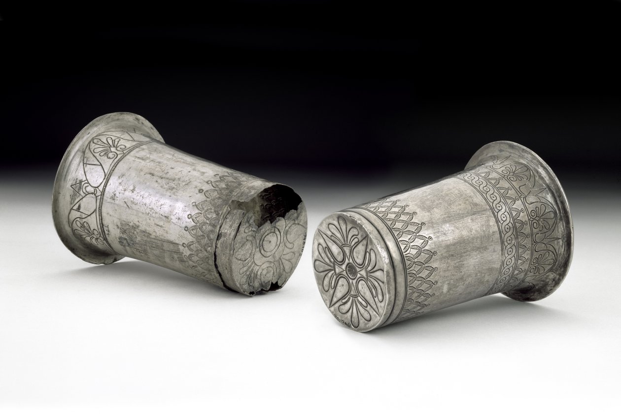 Silberne Becher mit eingravierter Dekoration, 5. Jahrhundert v. Chr. von Thracian