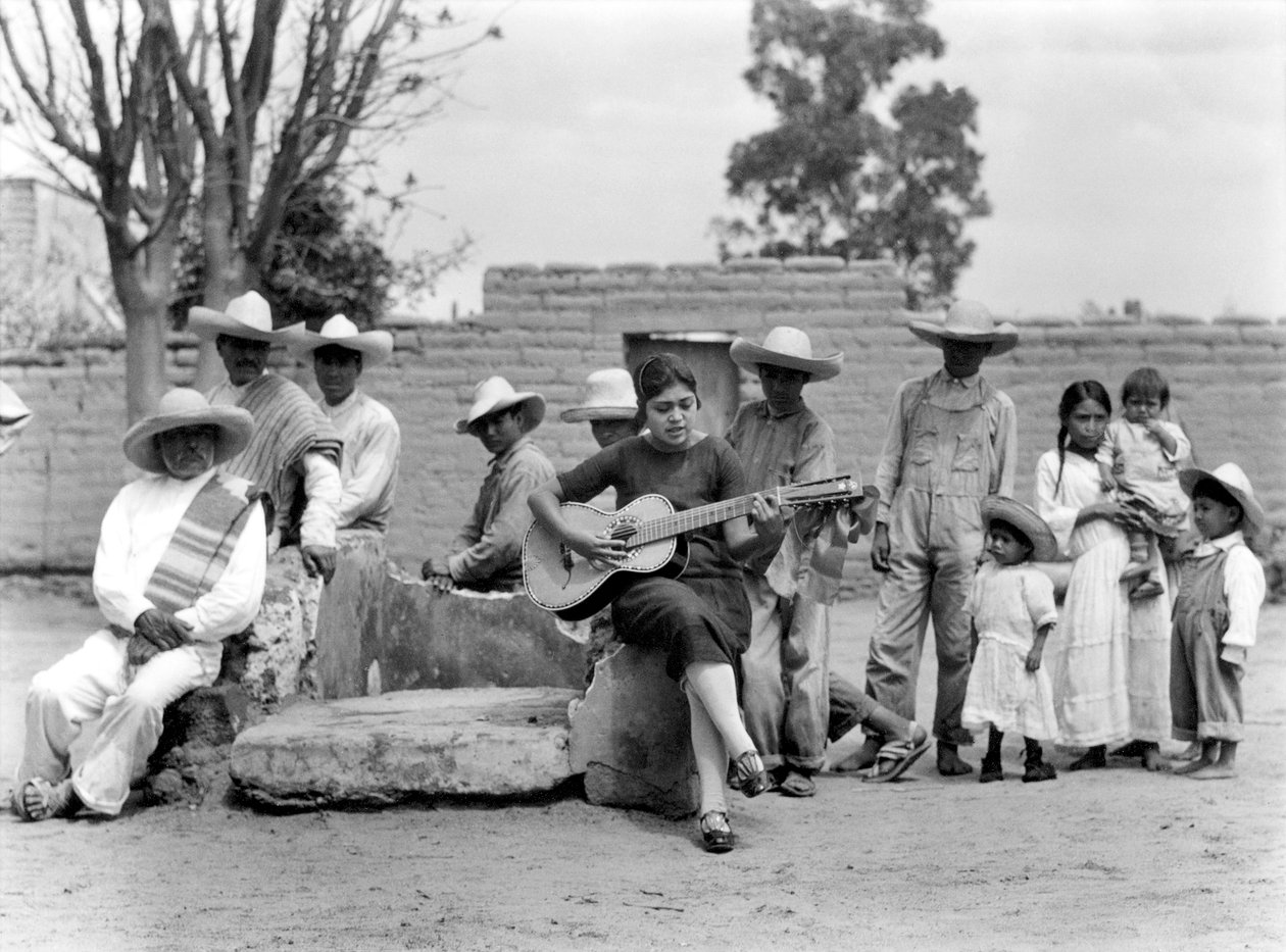 Concha Michel mit Campesinos, Mexiko, ca. 1927 von Tina Modotti