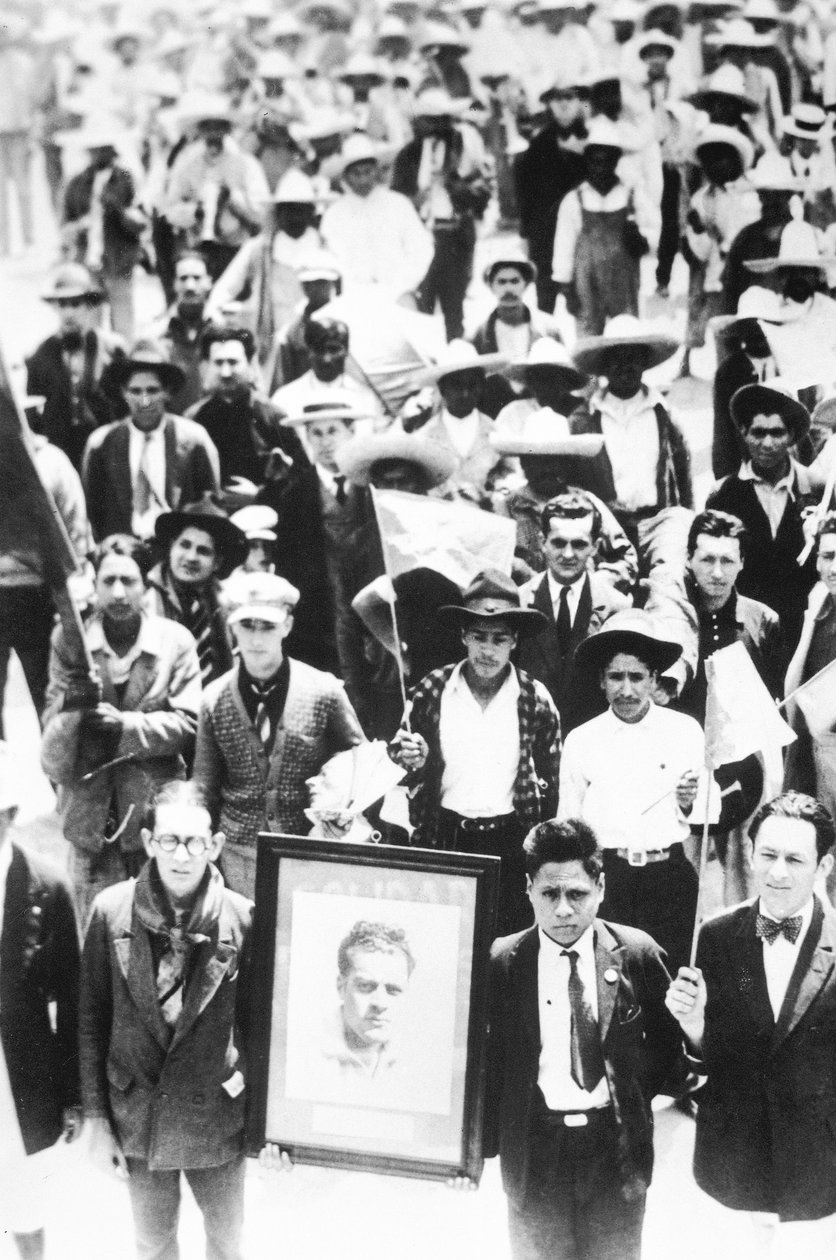 Demonstration der Internationalen Roten Hilfe, mit einem Foto von Julio Antonio Mella, Tizuyuca (Hidalgo), 4. April 1929 von Tina Modotti