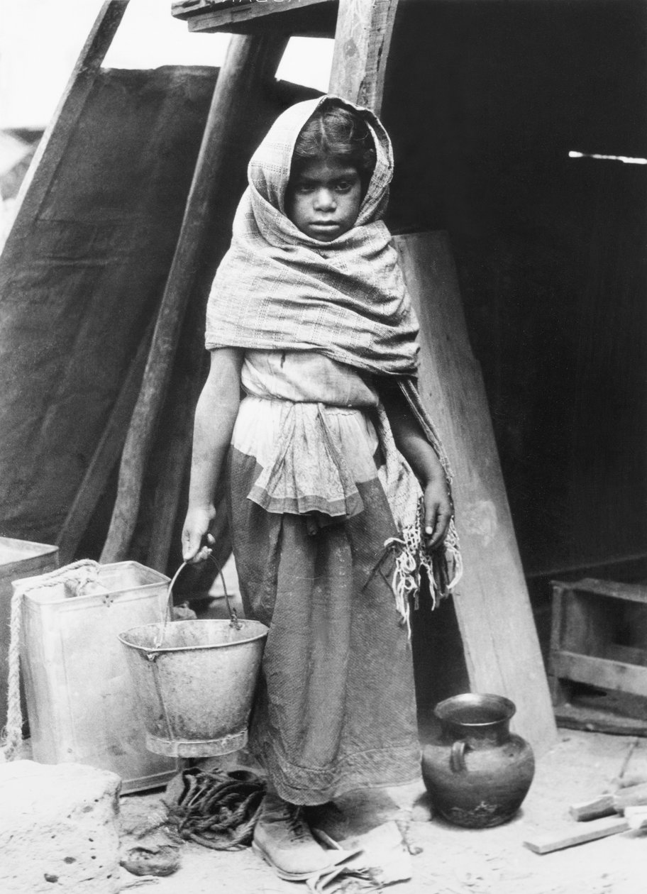 Mädchen trägt Wasser, Mexiko, 1927 von Tina Modotti