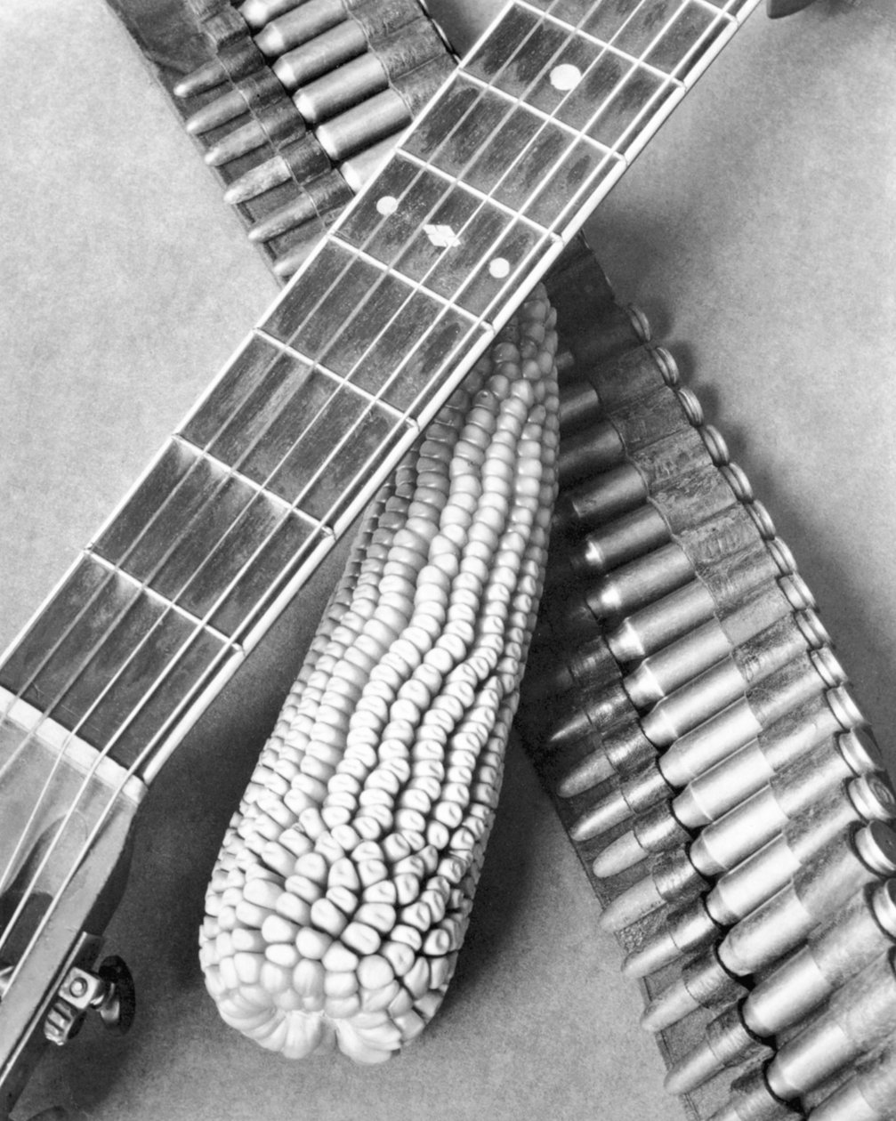 Mexikanische Revolution, Gitarre, Mais und Munitionsgürtel, Mexiko-Stadt, 1927 von Tina Modotti