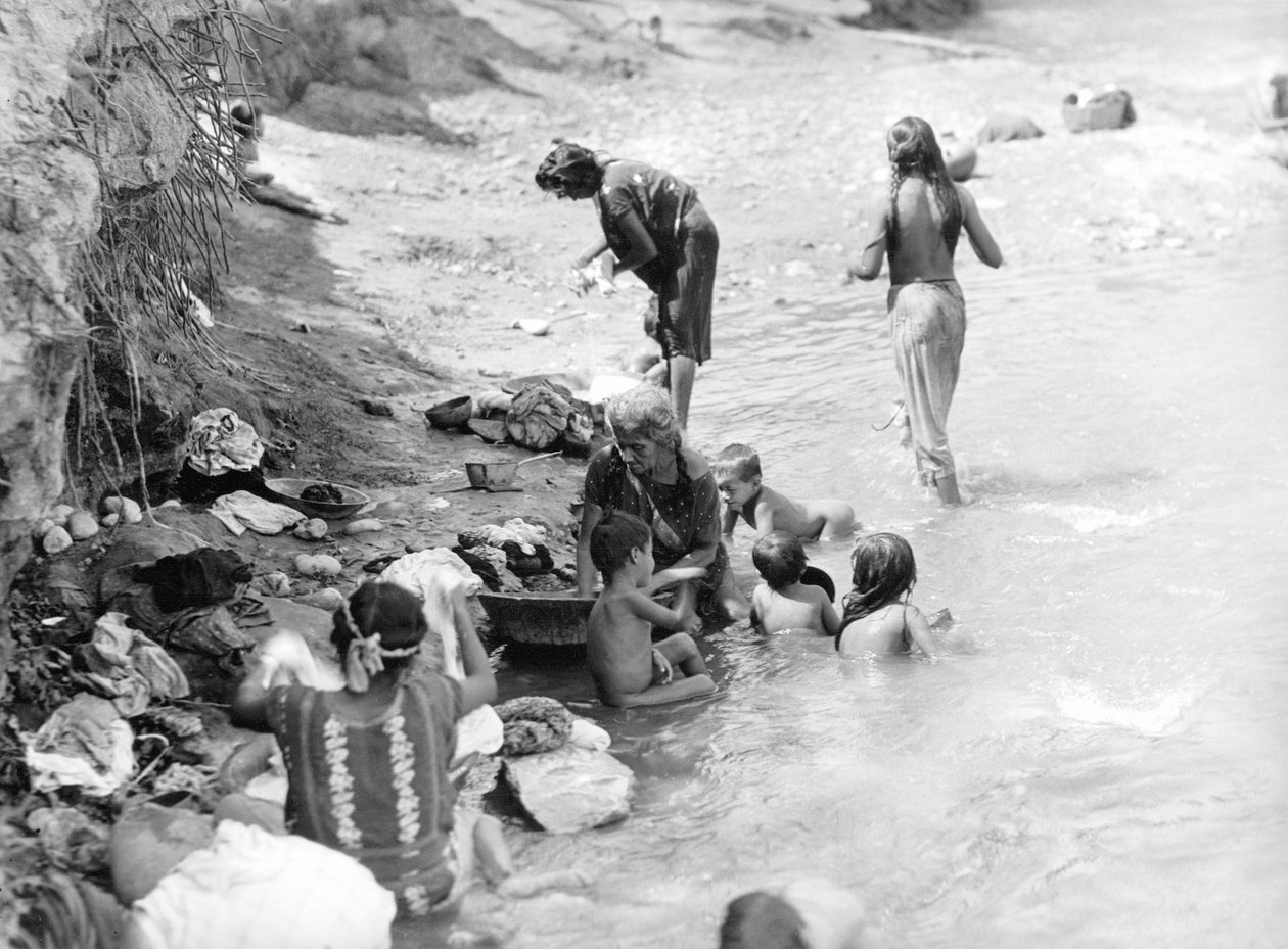 Wäsche am Fluss bei Tehuantepec, Mexiko, 1929 von Tina Modotti