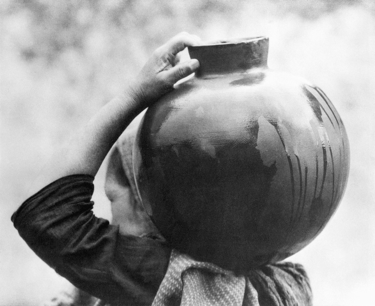 Frau mit Olla, Mexiko, ca. 1927 von Tina Modotti