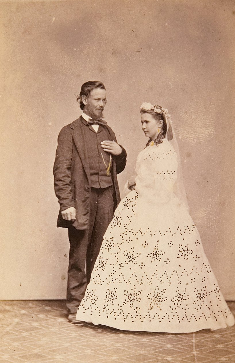 Studio-Porträt eines stehenden Brautpaares von Townsend Duryea