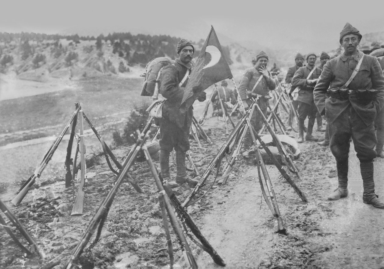 Türkische Infanteriekolonne bei der Rast, um 1914-15 von Turkish Photographer