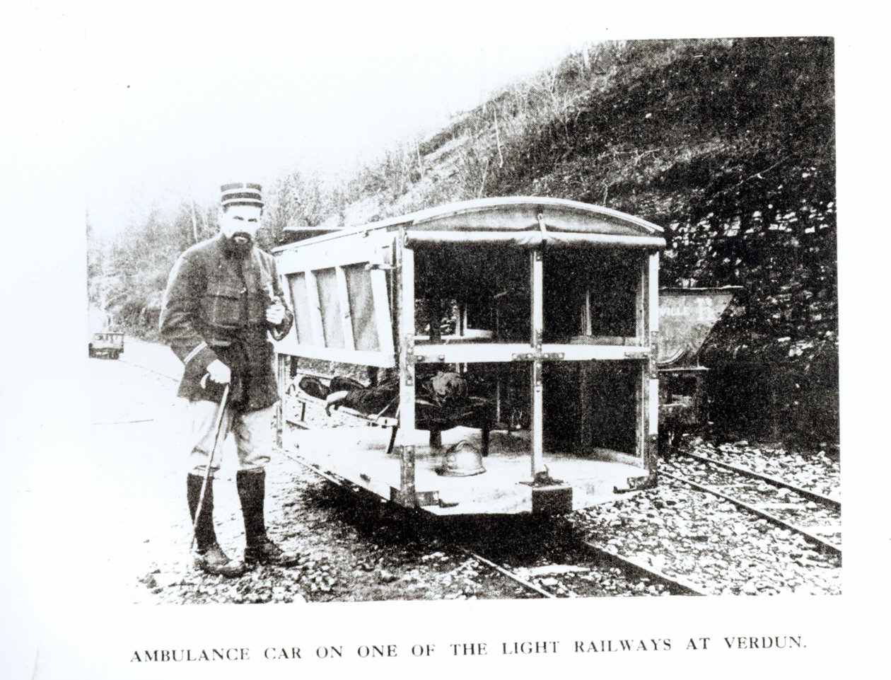 Ambulanzwagen auf einer der Leichtbahnen in Verdun, ca. 1916 von Unbekannt Unbekannt