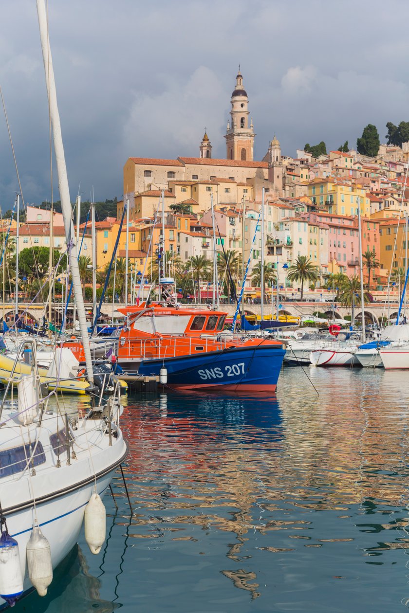 Menton, Frankreich. Blick über den Hafen zur Stadt. von Unbekannt Unbekannt