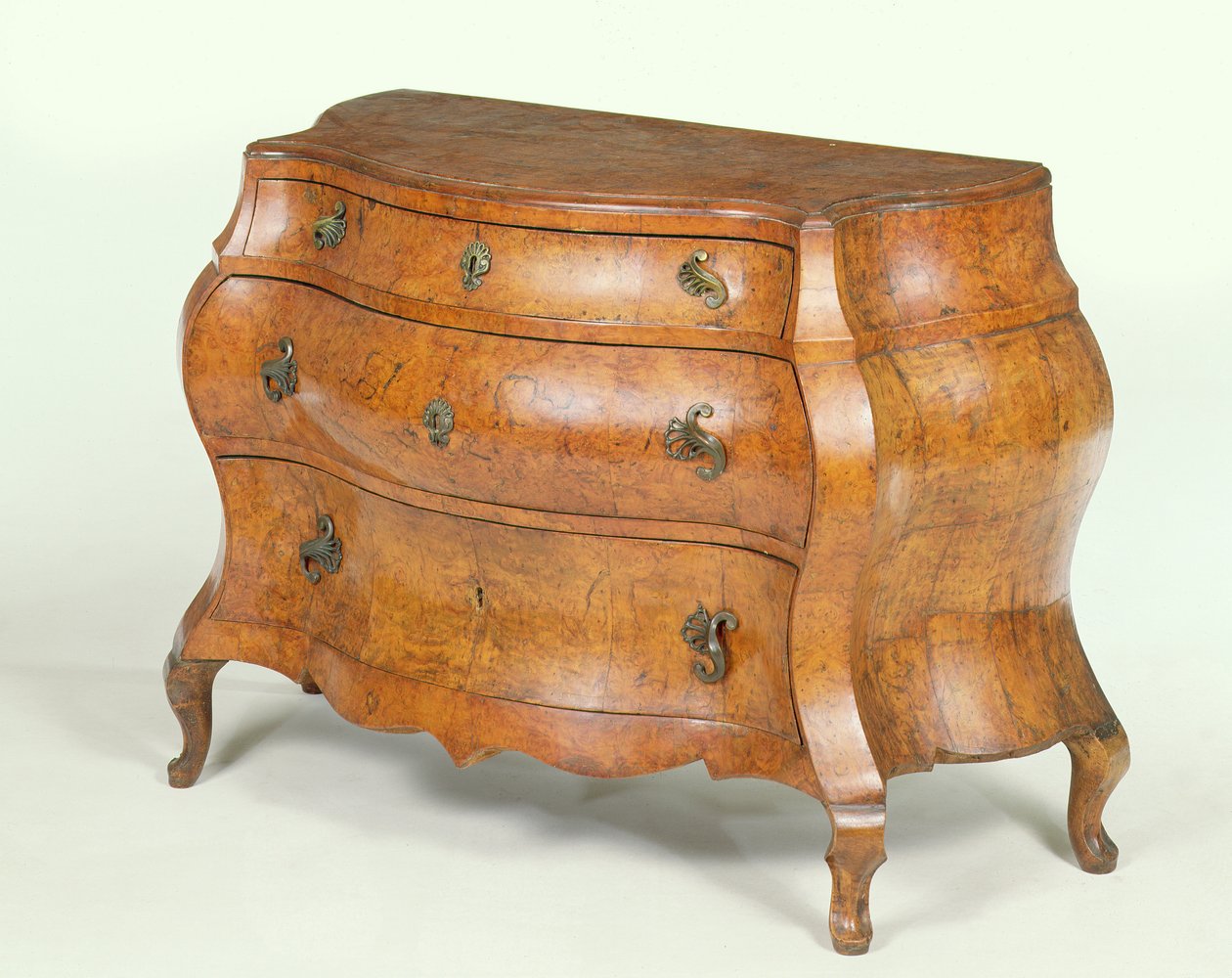 Norditalienische Walnusskommode, übertriebene Bombenform, um 1760 von Unbekannt Unbekannt