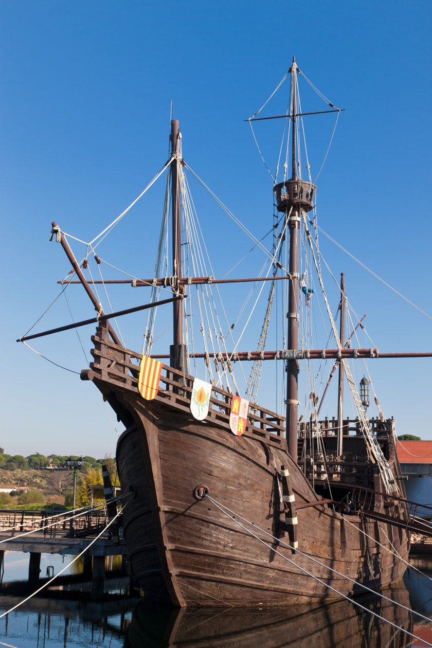 Repliken der Schiffe, mit denen Kolumbus nach Amerika segelte, am Muelle de las Carabelas, oder dem Kai der Karavellen in Palos de la Frontera, Provinz Huelva, Andalusien, Südspanien von Unbekannt Unbekannt
