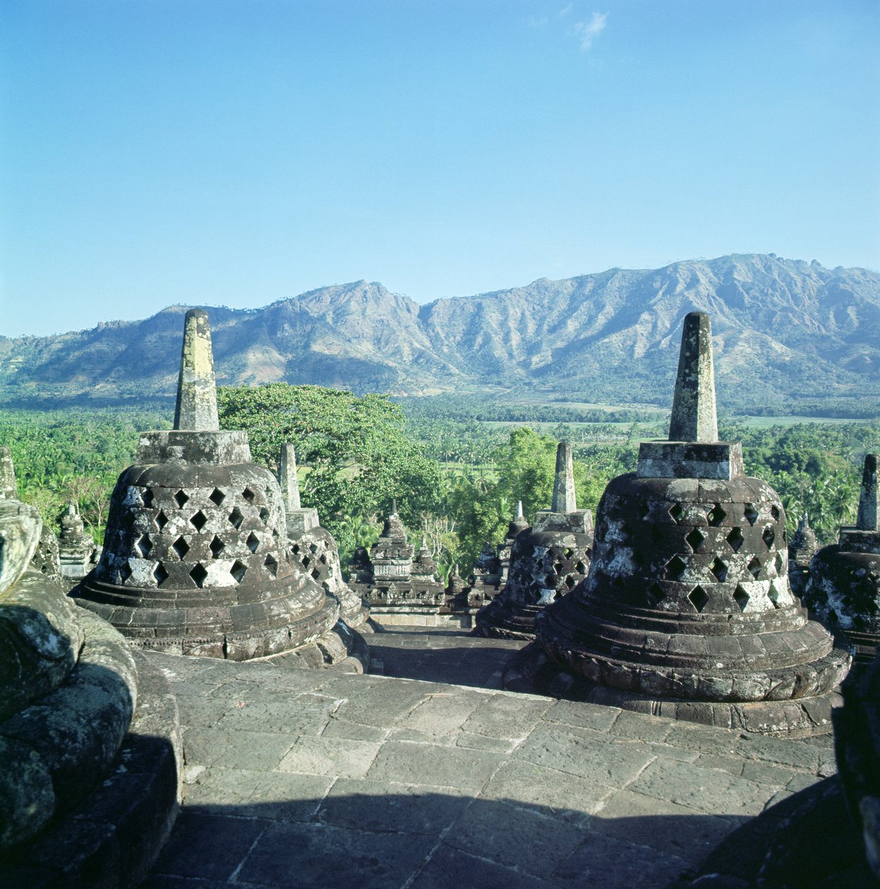 Ansicht der drei kreisförmigen Terrassen mit Gitterstupas oder Dagobs, errichtet ca. 800 von Unbekannt Unbekannt