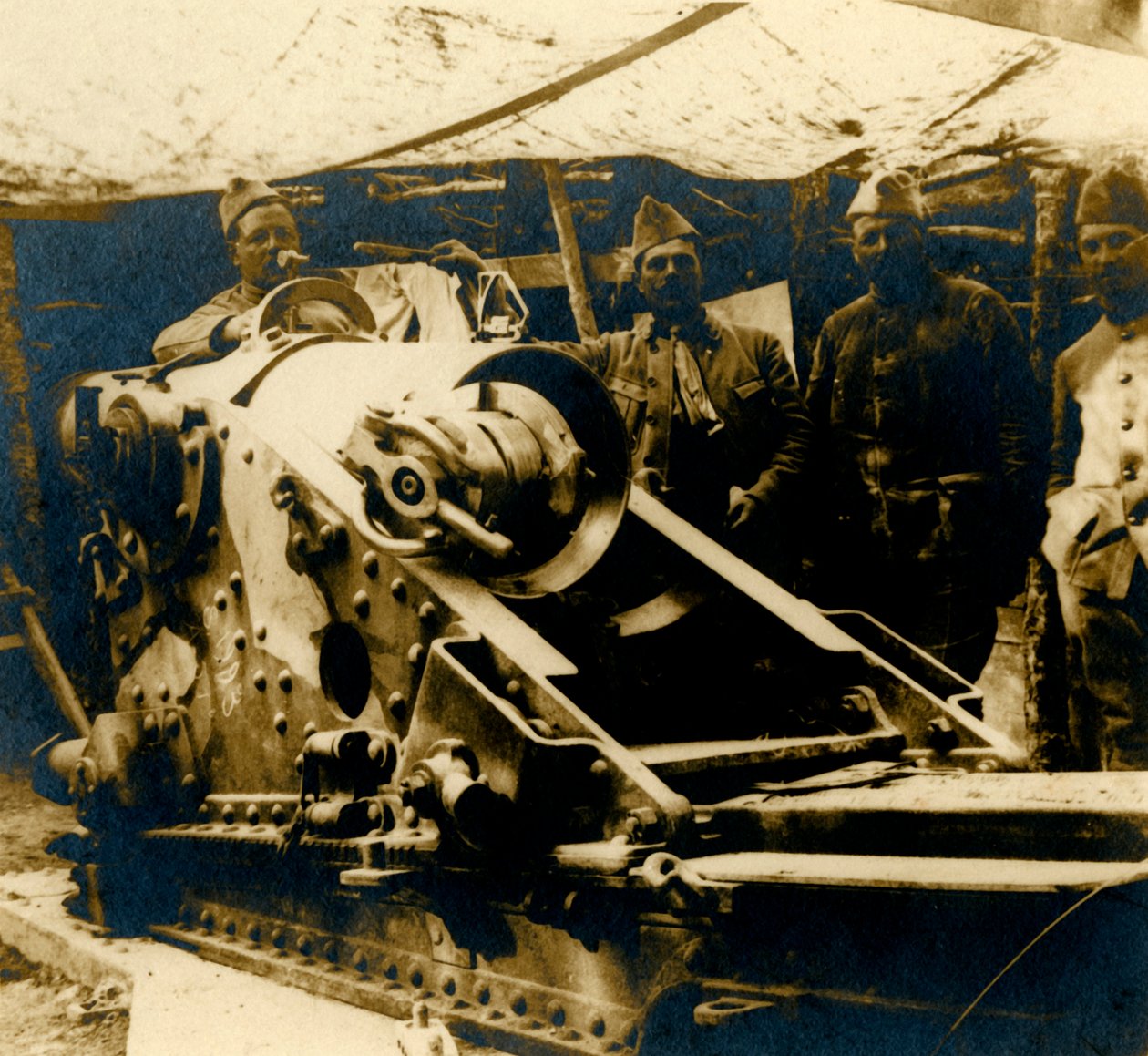 220-Kanone in ihrer Stellung, ca. 1914-1918 von Unbekannt