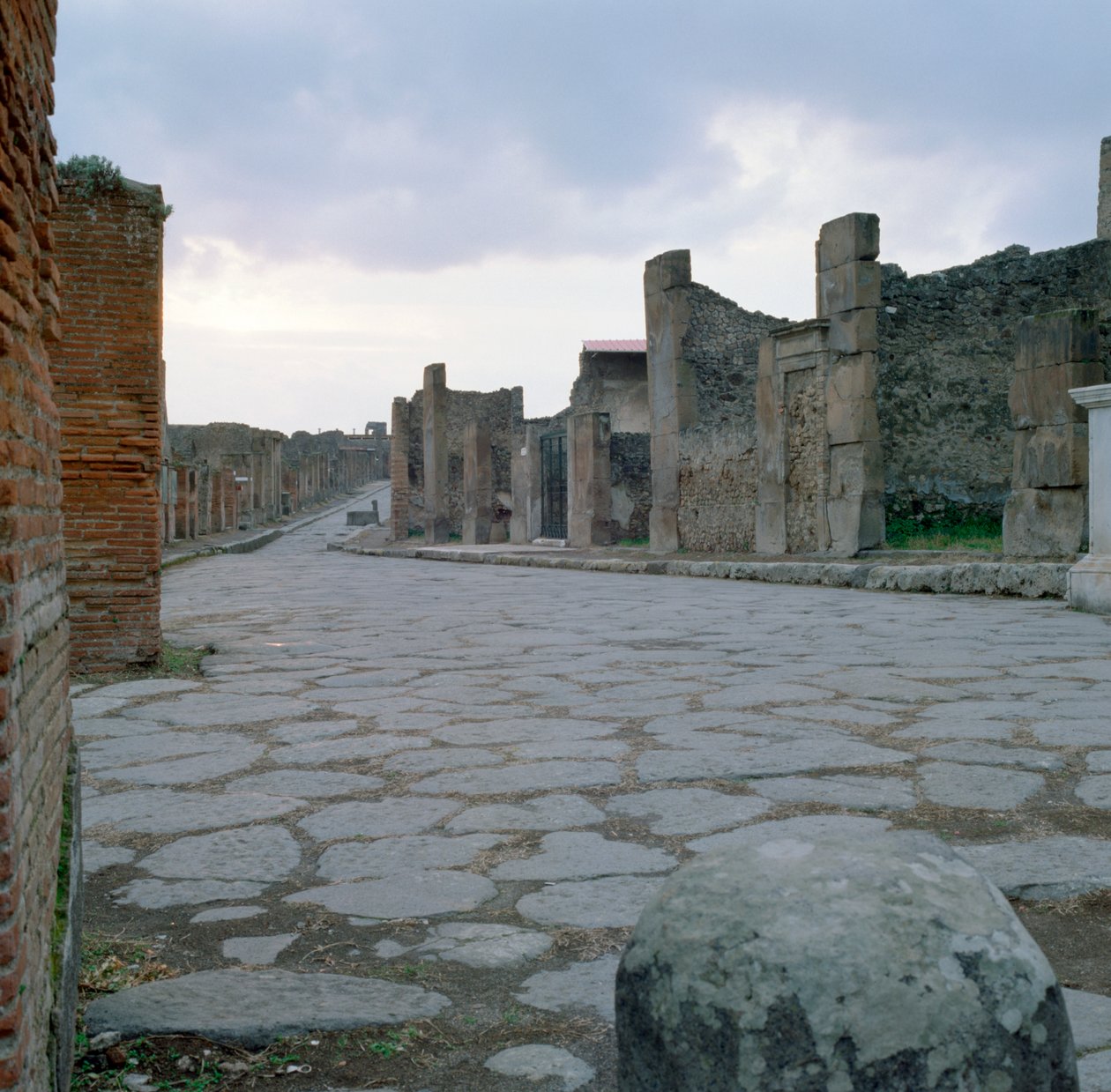 Eine Kopfsteinpflasterstraße in Pompeji, Italien von Unbekannt