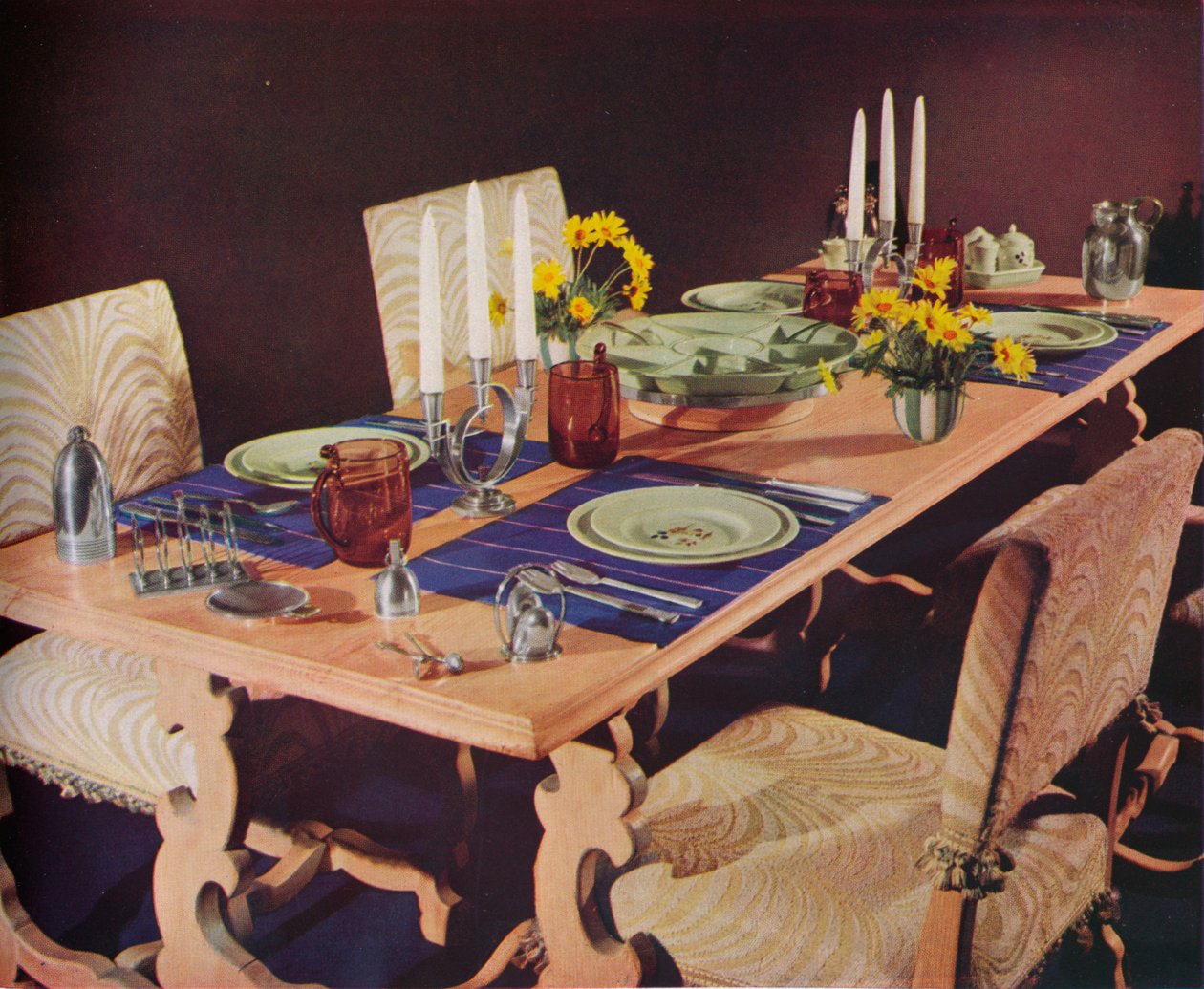 Ein Esstisch, ca. 1939 von Unbekannt