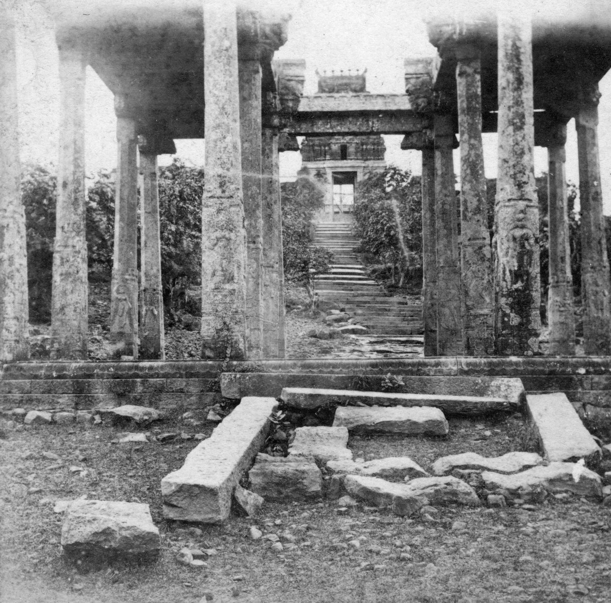Ein zerstörter Tempel in der Nähe von Madras, Indien, 1874 von Unbekannt
