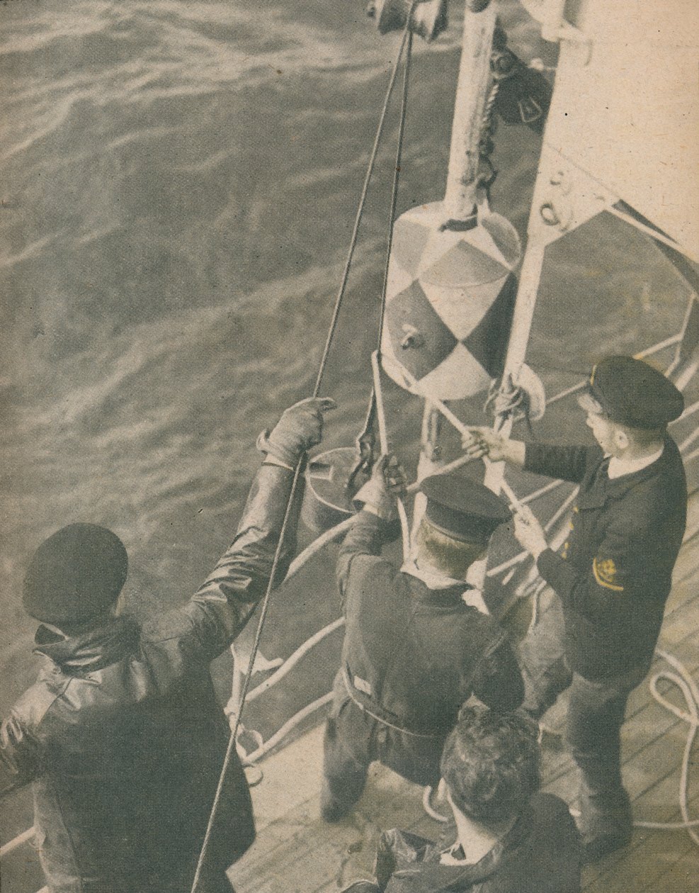An Bord eines britischen Minensuchers, 1945 von Unbekannt