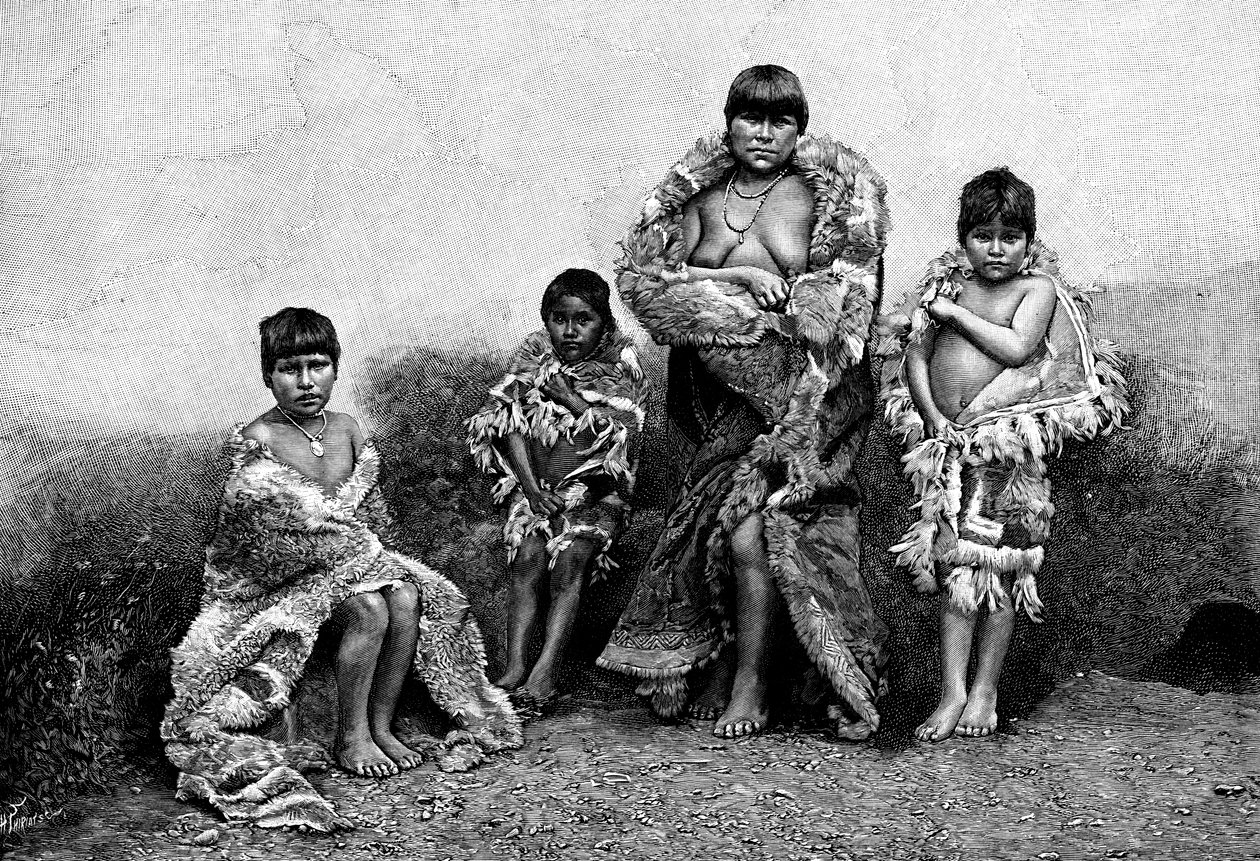 Alakaluf-Fuegianer, gekleidet in Guanako-Felle, Chile von Unbekannt