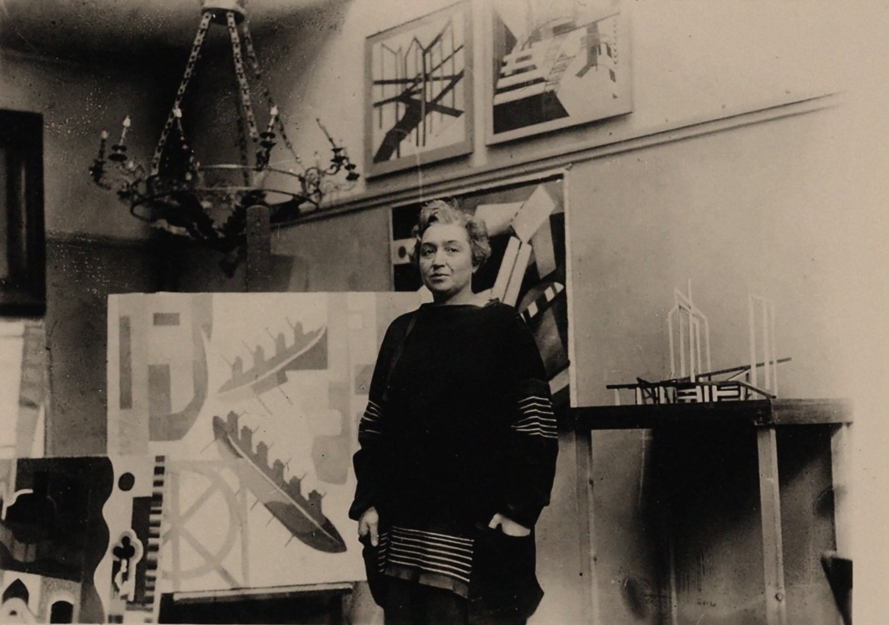 Alexandra Exter in ihrem Pariser Atelier von Unbekannt