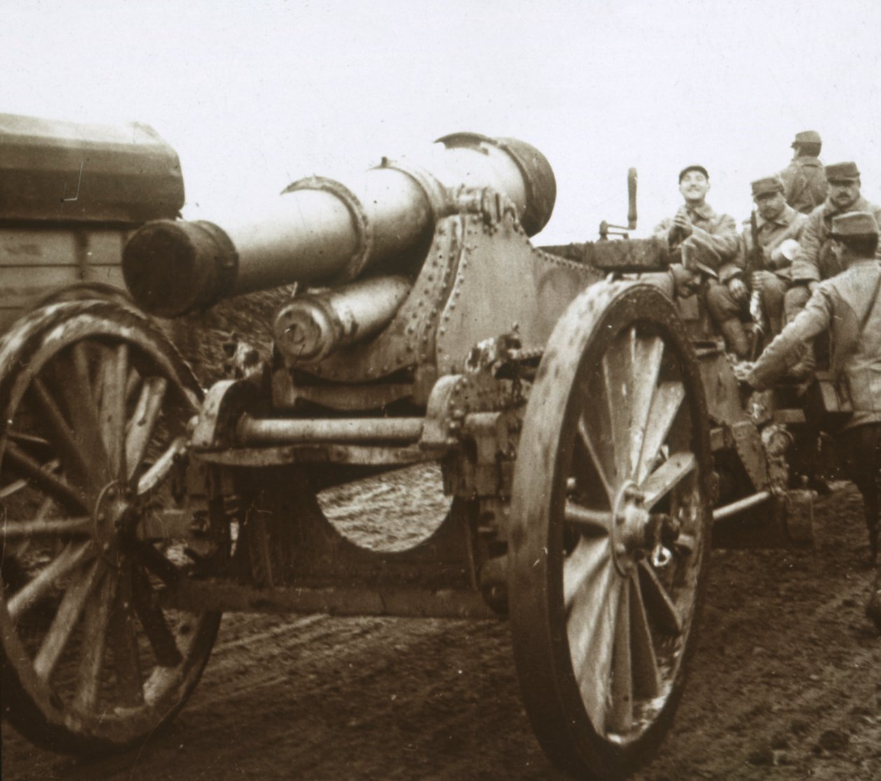 Artilleriekolonne bei Verdun, Nordfrankreich von Unbekannt