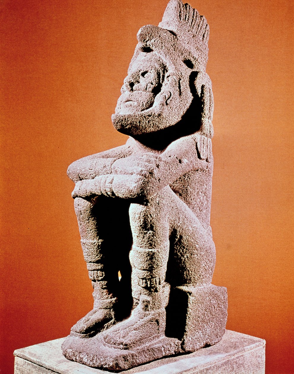 Aztekische Skulptur einer sitzenden männlichen Figur, um 1375-1521 von Unbekannt