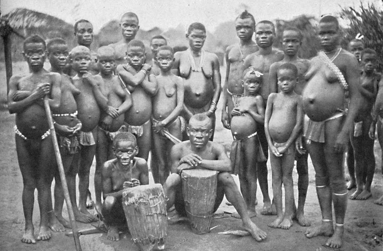 Bambute-Pygmäengruppe mit zwei Walese-Frauen, 1902 von Unbekannt
