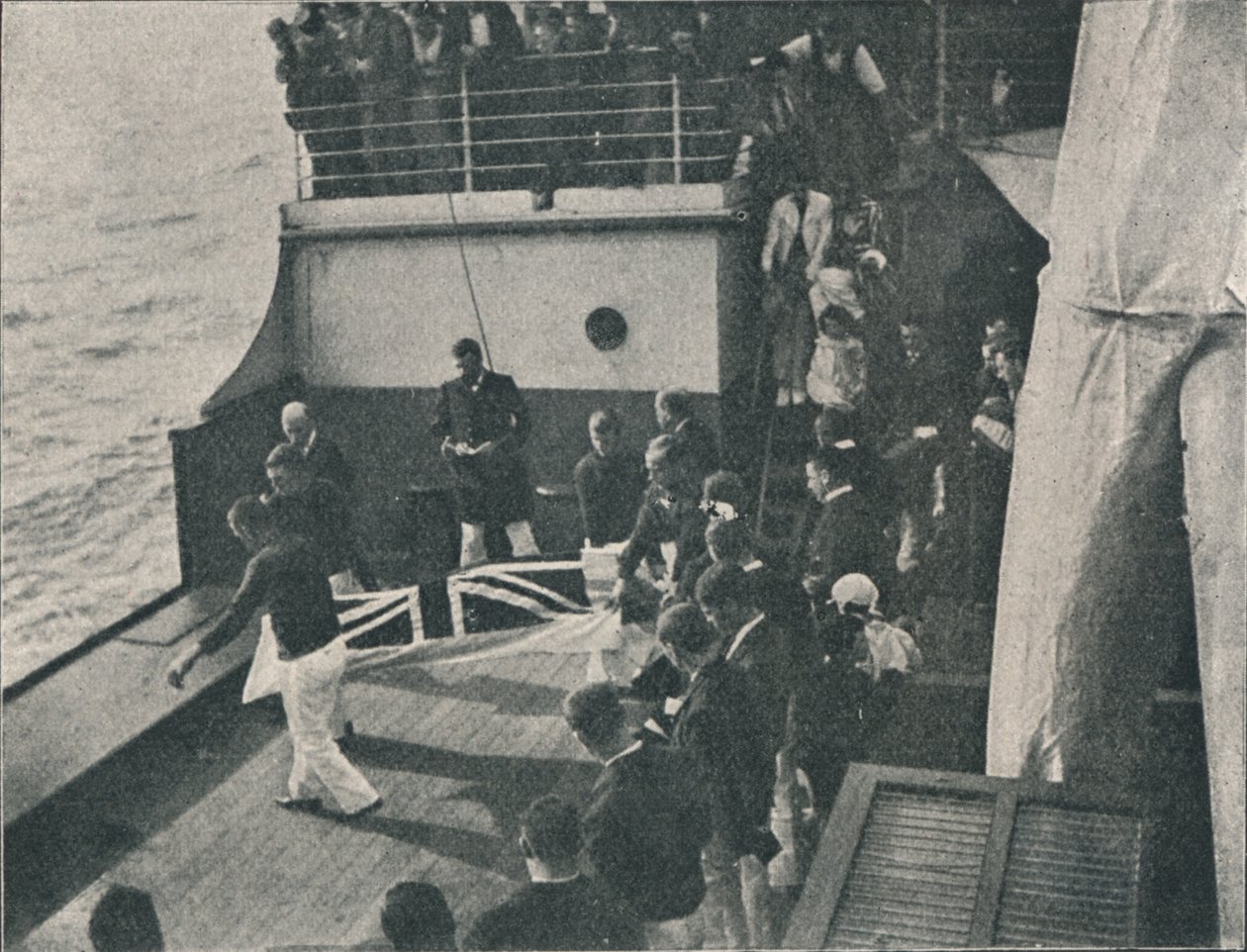 Den Körper an Deck bringen, um 1900 von Unbekannt