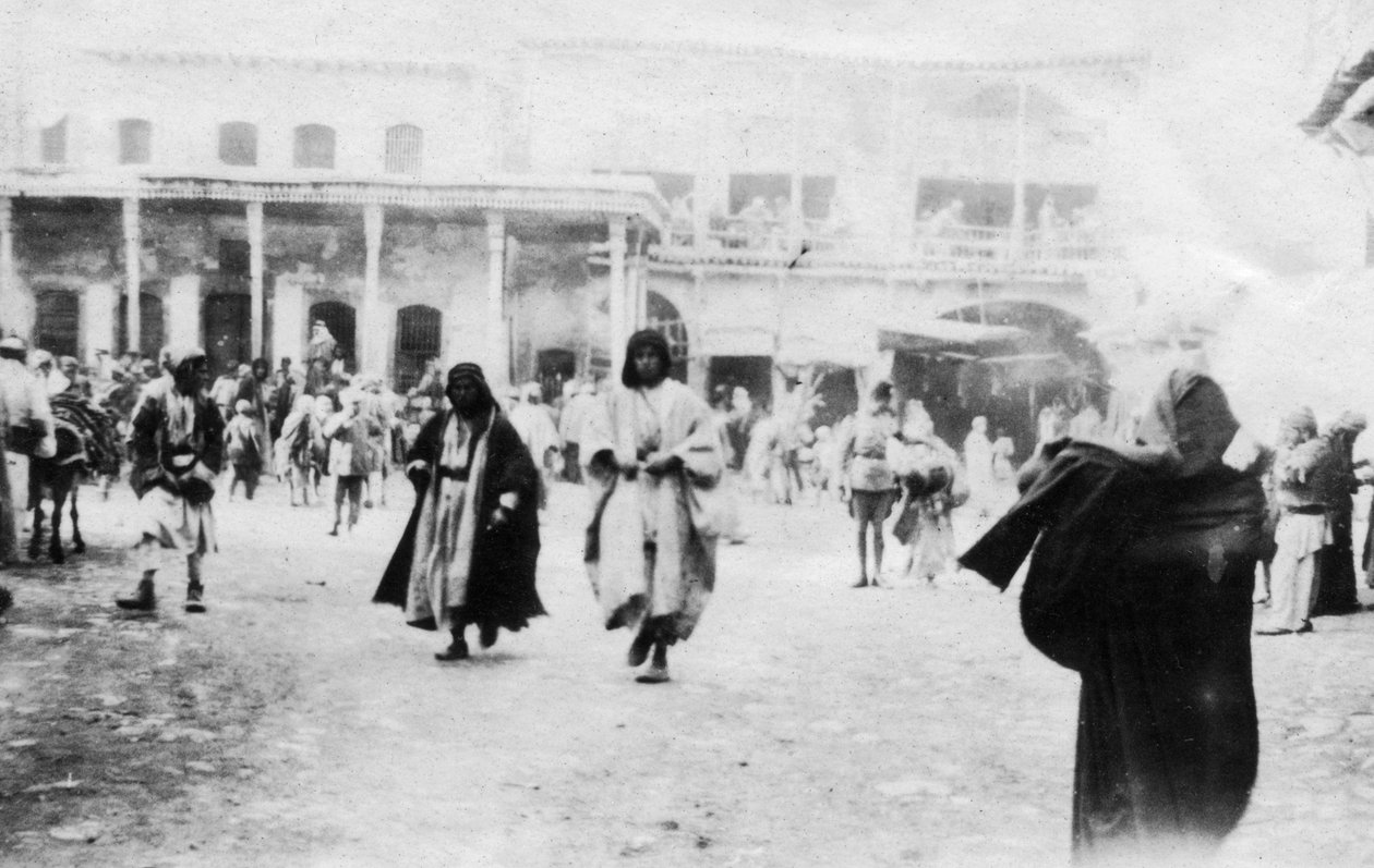 Belebter Platz in Mosul, Mesopotamien, 1918 von Unbekannt