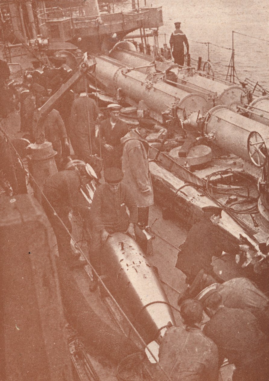Reinigen und Einstellen von Torpedos, ca. 1917-1919 von Unbekannt