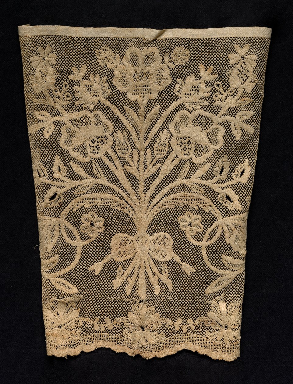 Manschette mit Blumenranken, 19. Jahrhundert von Unbekannt