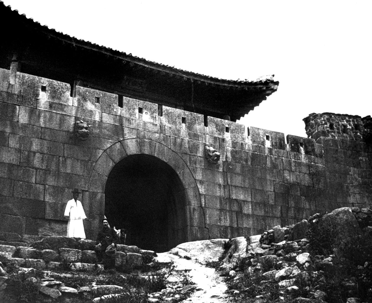 Eingang zu einem Tempel, Korea, 1900 von Unbekannt