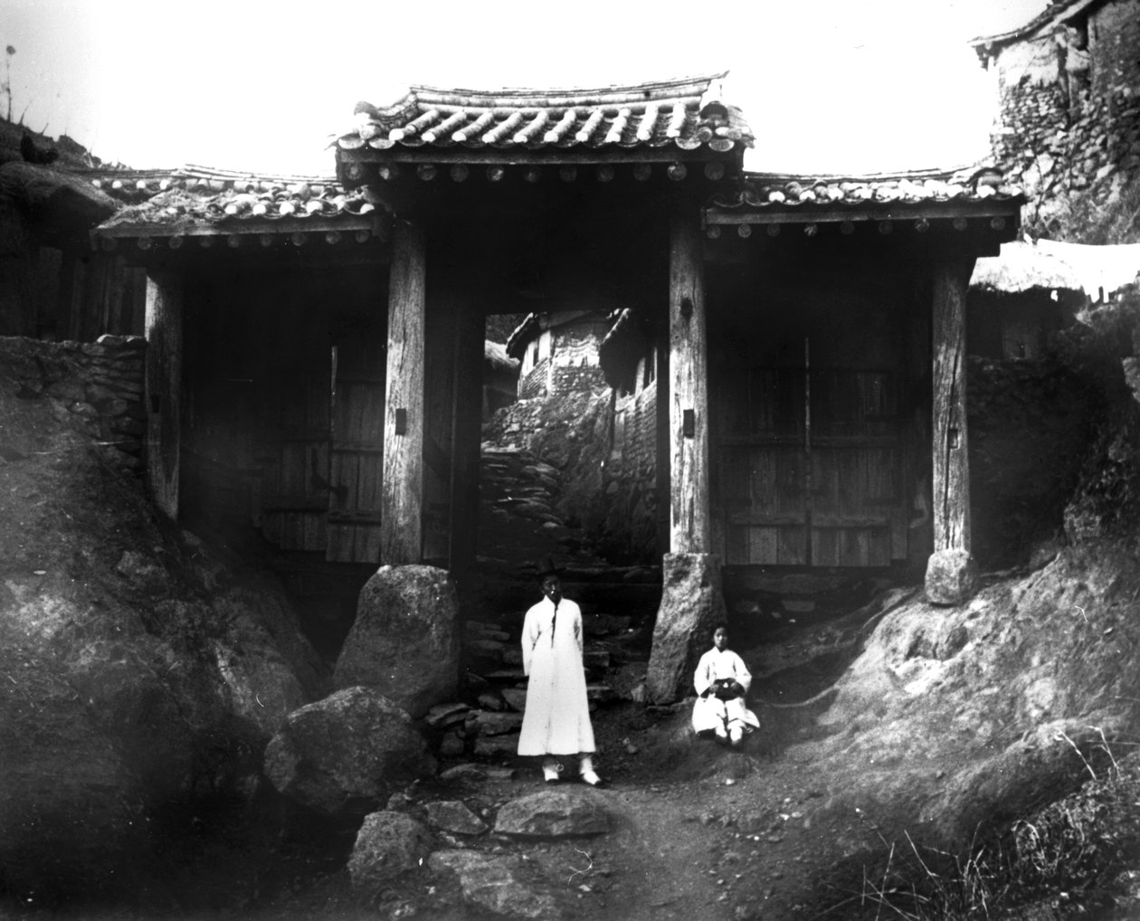 Eingang zu einem Dorf, Korea, 1900 von Unbekannt