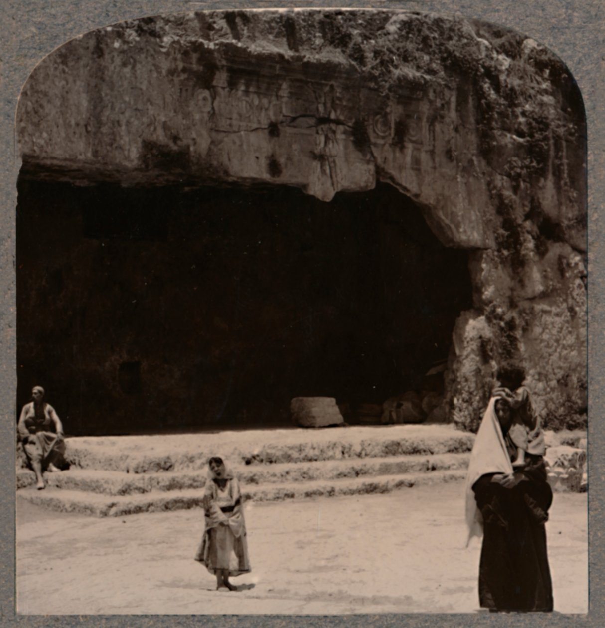 Eingang zu den Gräbern der Richter, ca. 1900 von Unbekannt