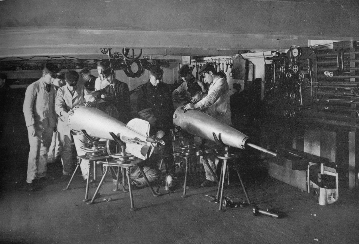 Untersuchung eines Torpedos, 1914 von Unbekannt