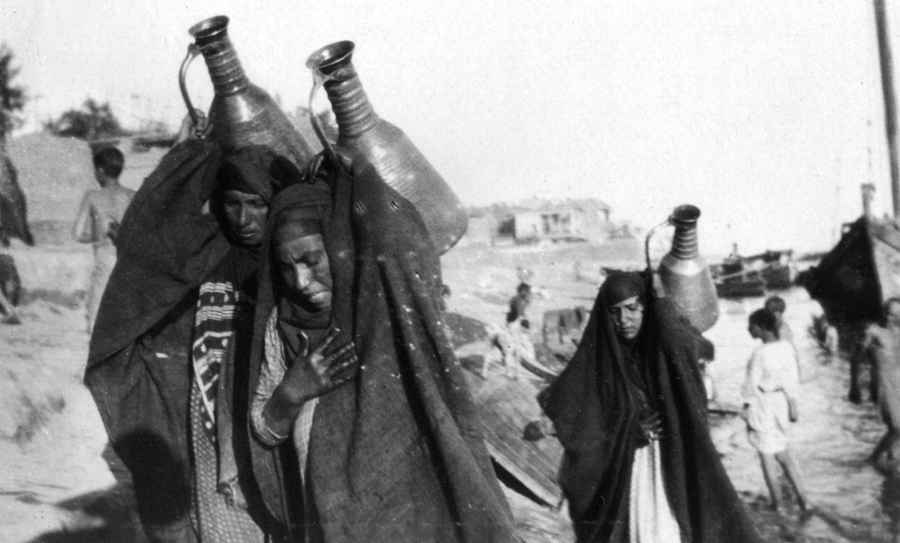 Weibliche Wasserträger, Amarah, Irak, 1917-1919 von Unbekannt