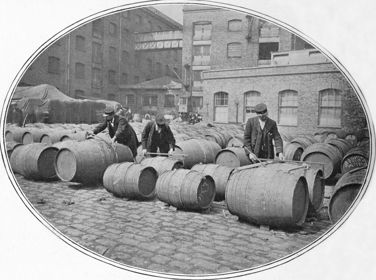Weinfässer messen in den Londoner Docks, ca. 1900-1901 von Unbekannt