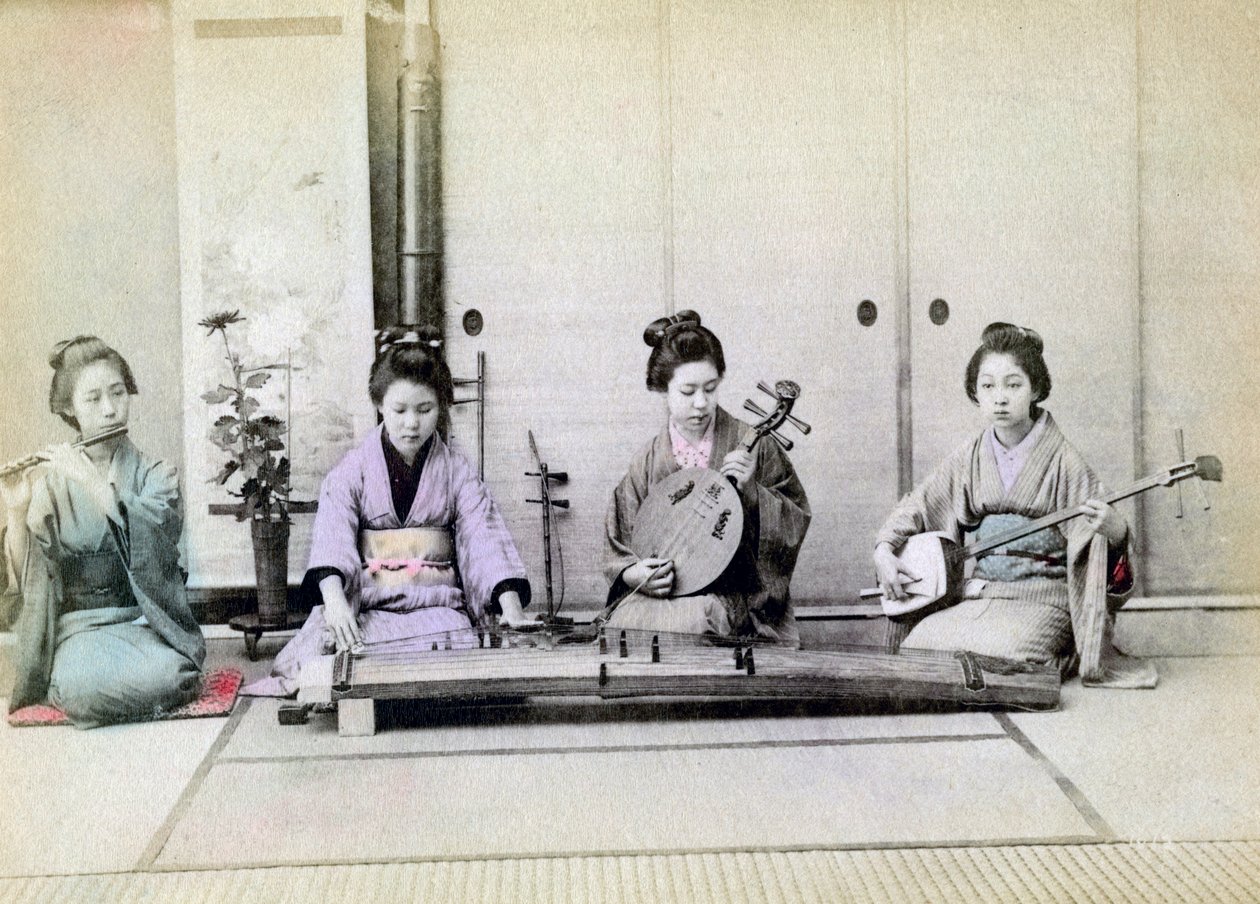 Geisha spielt traditionelle Musikinstrumente, Japan, 1880 von Unbekannt