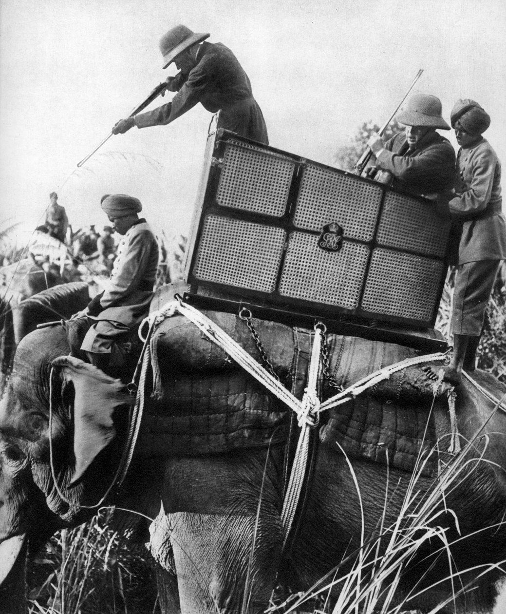 George V. schießt Tiger, Indien, 1911 von Unbekannt