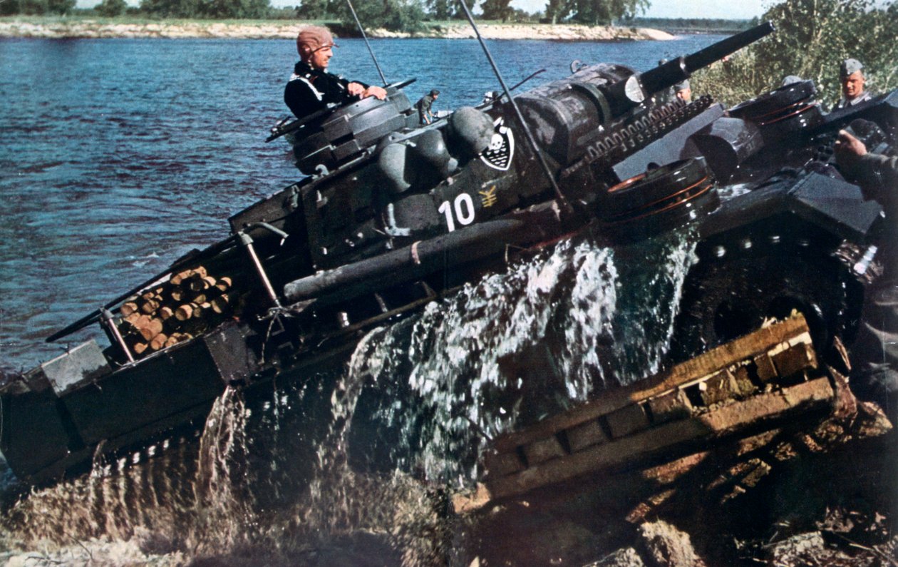 Deutscher Panzer durchquert einen Fluss, Russland, 1941 von Unbekannt