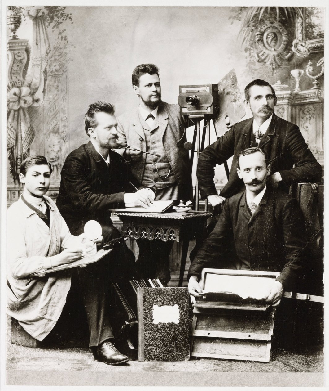 Gruppe von Fotografen und Assistenten mit Ausrüstung von Unbekannt