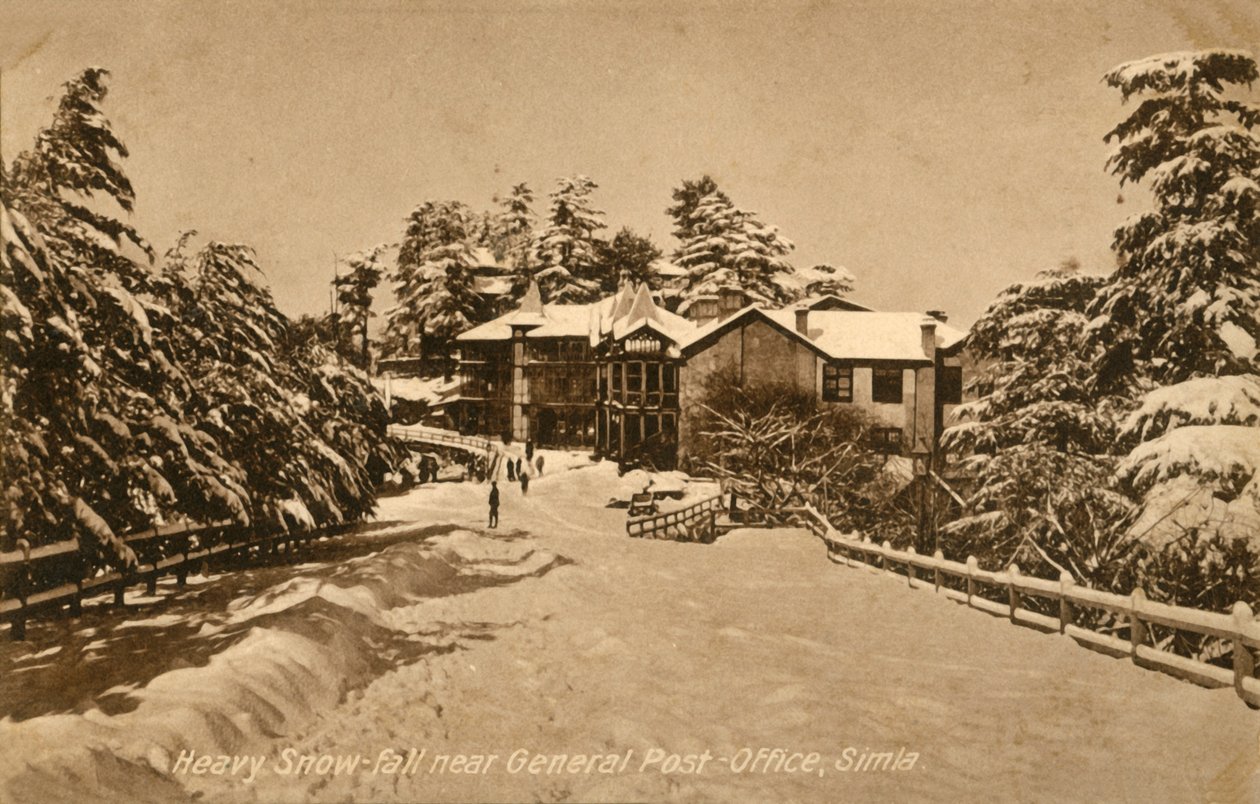 Starker Schneefall in der Nähe des General Post-Office, Simla, ca. 1918-1939 von Unbekannt
