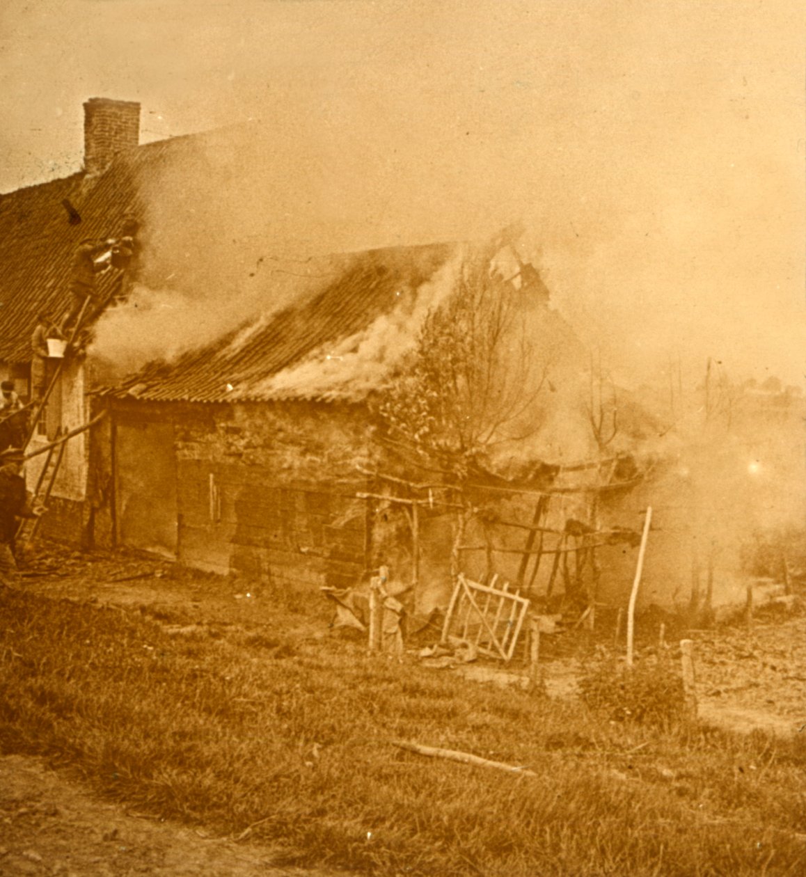 Haus von einer Granate getroffen, ca. 1914-1918 von Unbekannt