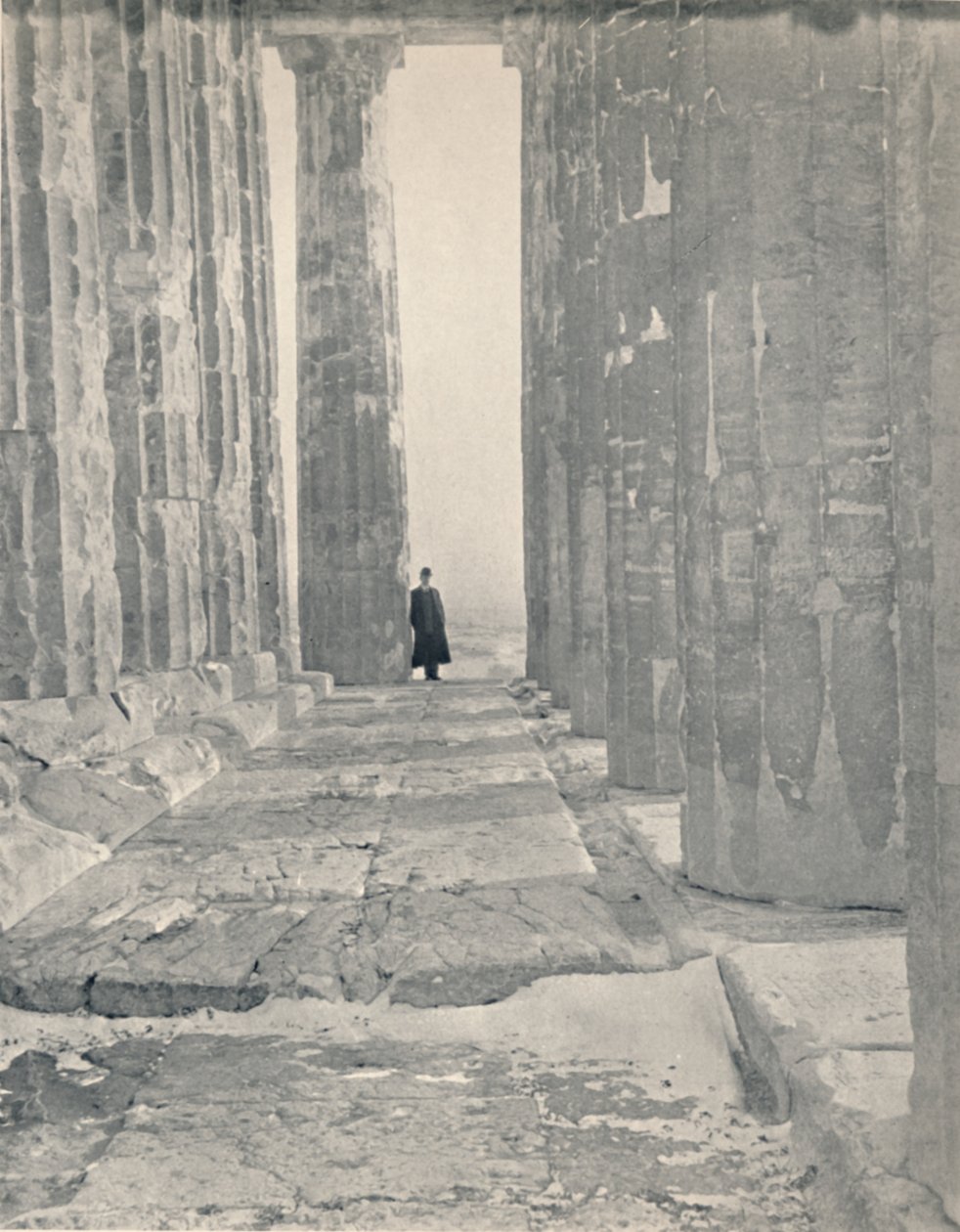 Im Portikus des Parthenon von Unbekannt