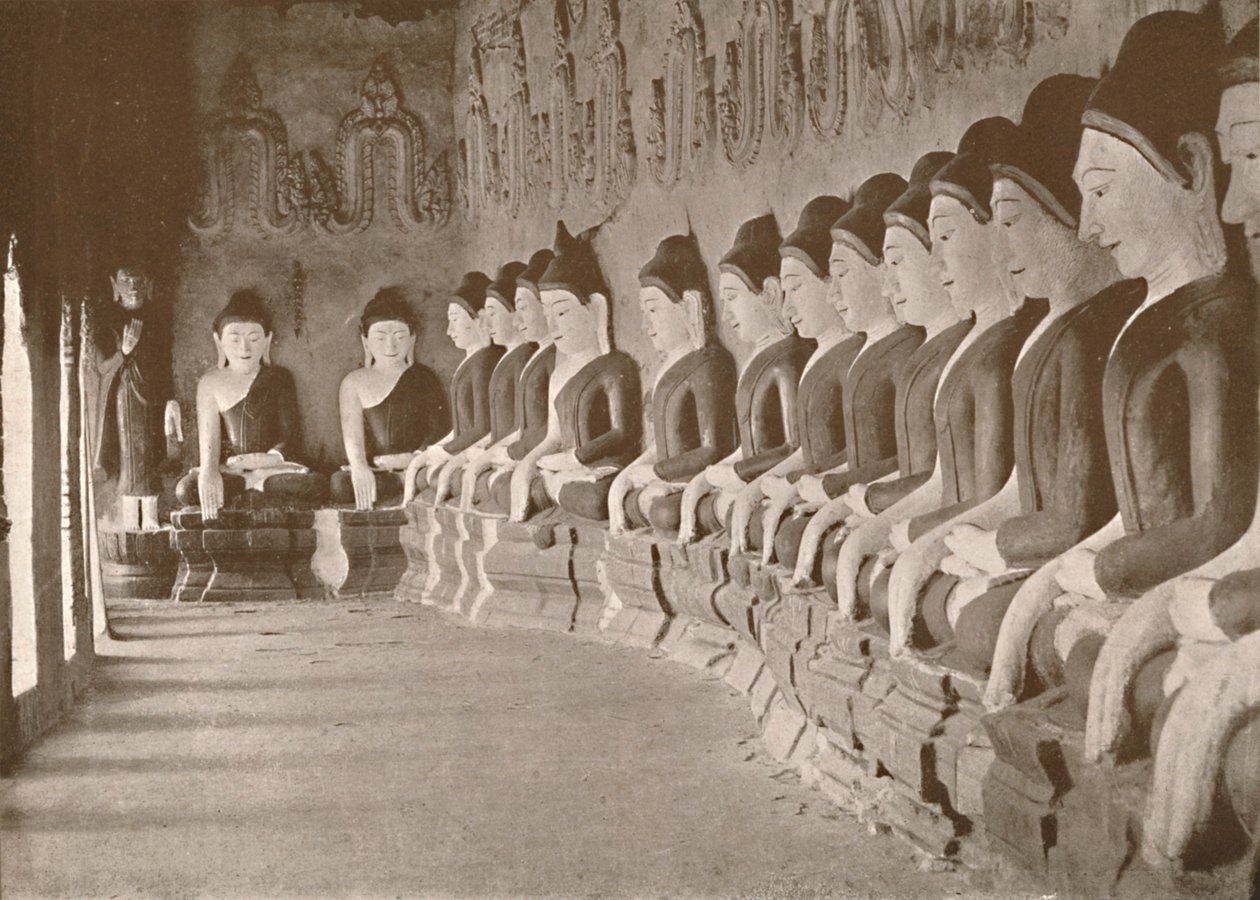 Innenraum des buddhistischen Tempels, Sagaing, 1900 von Unbekannt