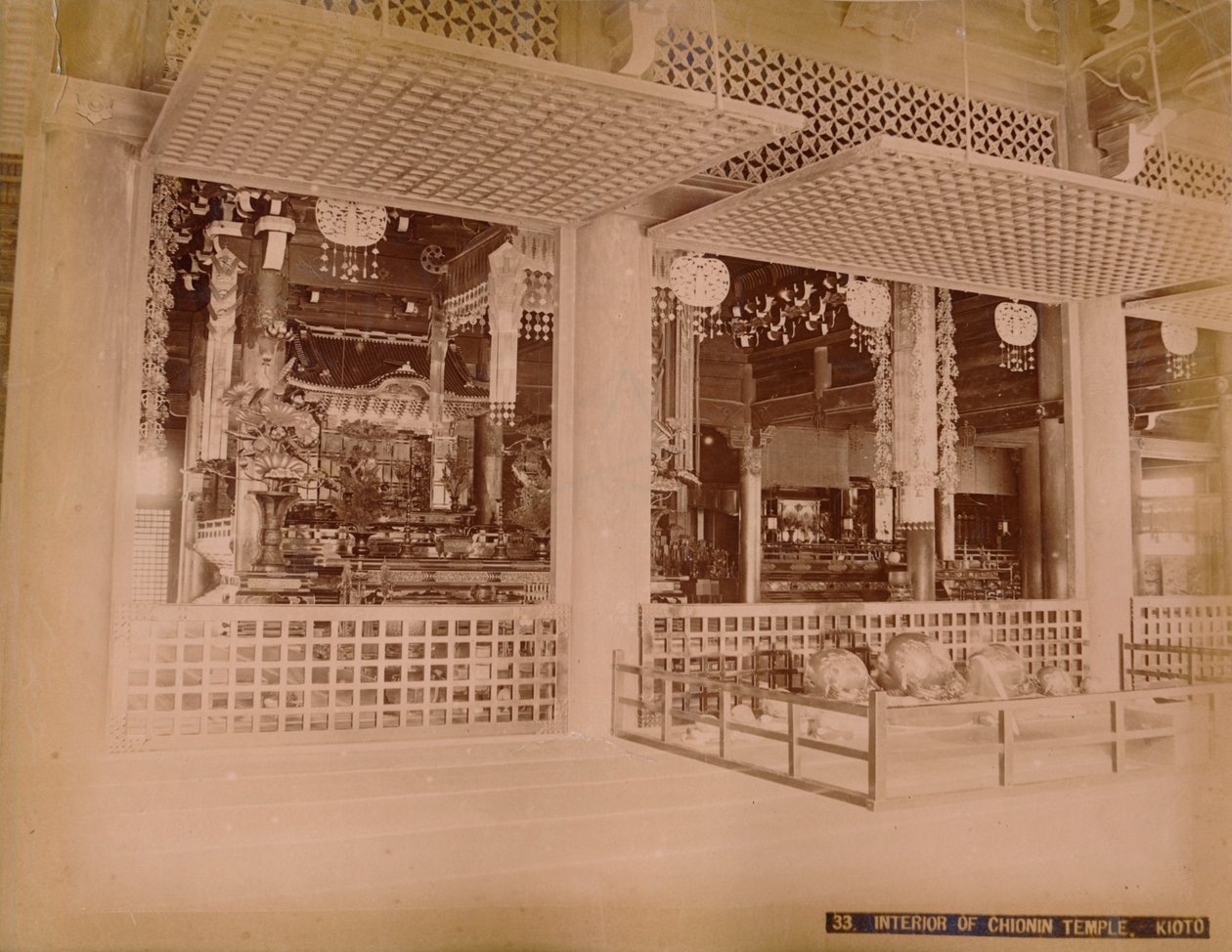 Innenansicht des Chionin-Tempels, Kioto, ca. 1890-1900 von Unbekannt