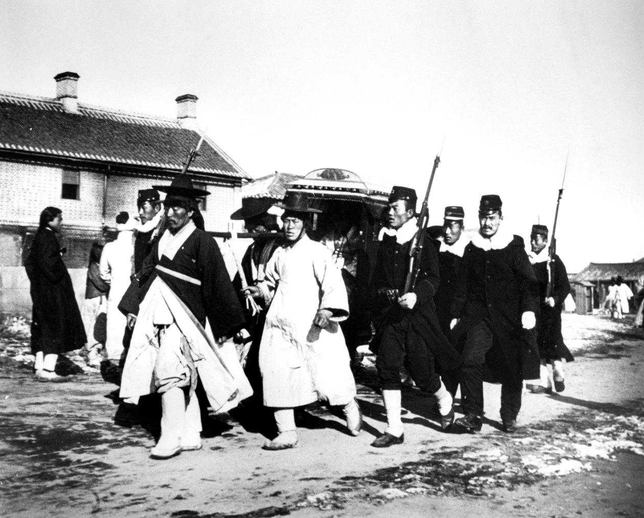 Japanische Beamte und Soldaten, Korea, 1900 von Unbekannt