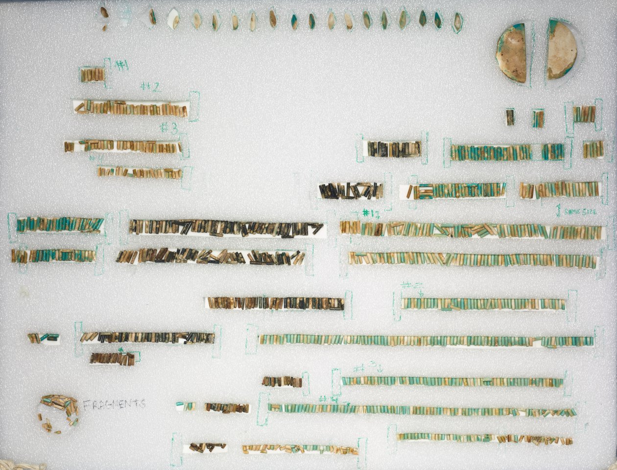 Lose Perlen und zwei Endstücke, 1980-1801 v. Chr. von Unbekannt