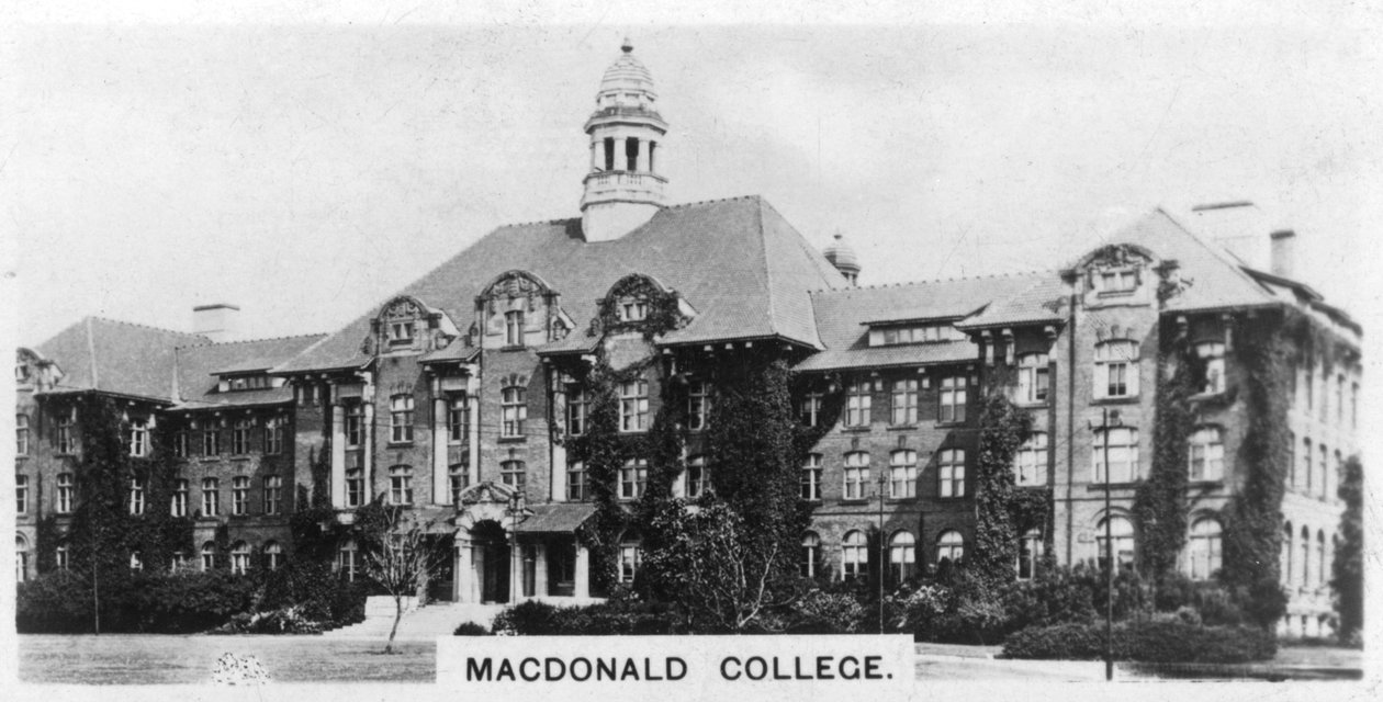MacDonald College, Montreal, Kanada, um 1920 von Unbekannt
