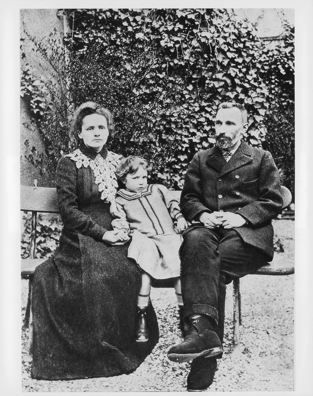 Marie und Pierre Curie, Physiker, 1904 von Unbekannt